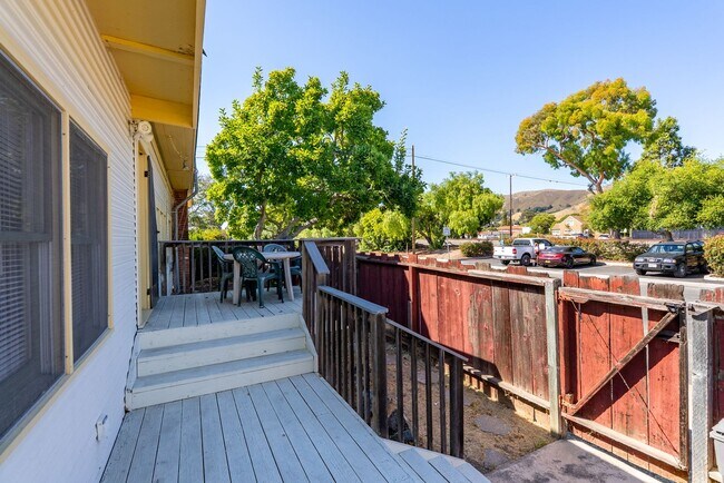 Building Photo - 5 Bedroom 2 Bathroom House - AVAILABLE JULY 2026 - MAY 2027