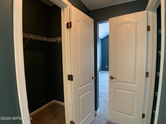 Building Photo - 647 Acorn Chase Dr