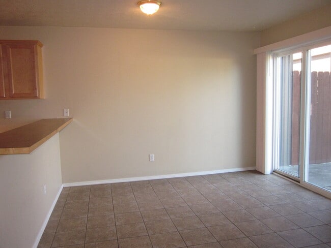 Building Photo - 2 Bedroom / 2.5 Bathroom + Office Townhome in Redmond Oregon