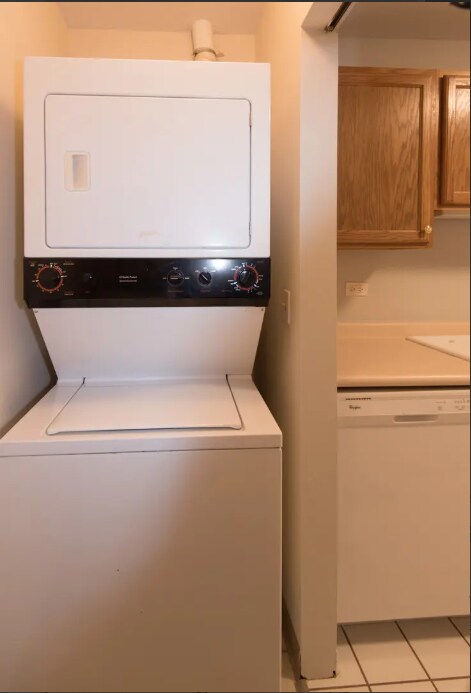 Building Photo - 920 N Lakeside Dr