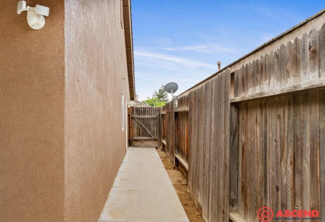 Building Photo - Spacious 4BD/2BA Home in Bakersfield (93312) – Garage, Fireplace & Pet-Friendly!