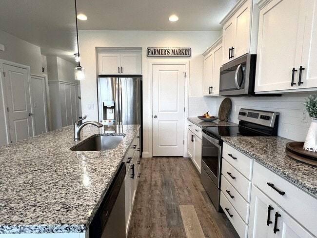 Building Photo - Welcome to this charming 3 bed 2.5 bath home with access to a community pool, just off Deer Flat ...