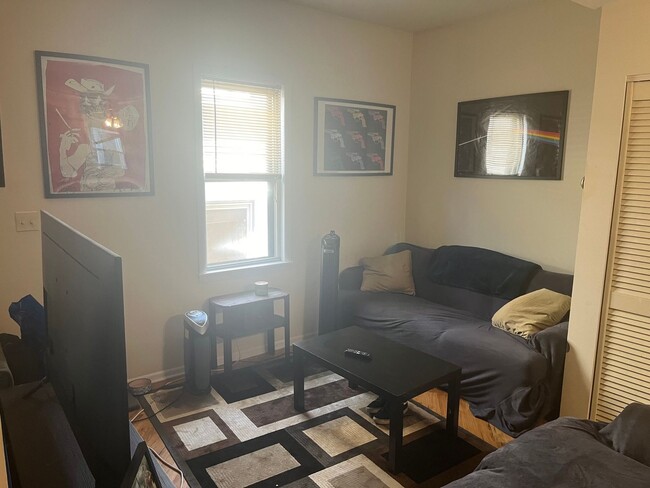 Building Photo - One bed, duplex in Lakeview, Pet friendly!!