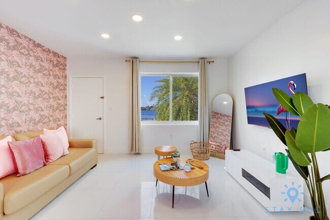 Building Photo - 809 S Ocean Dr