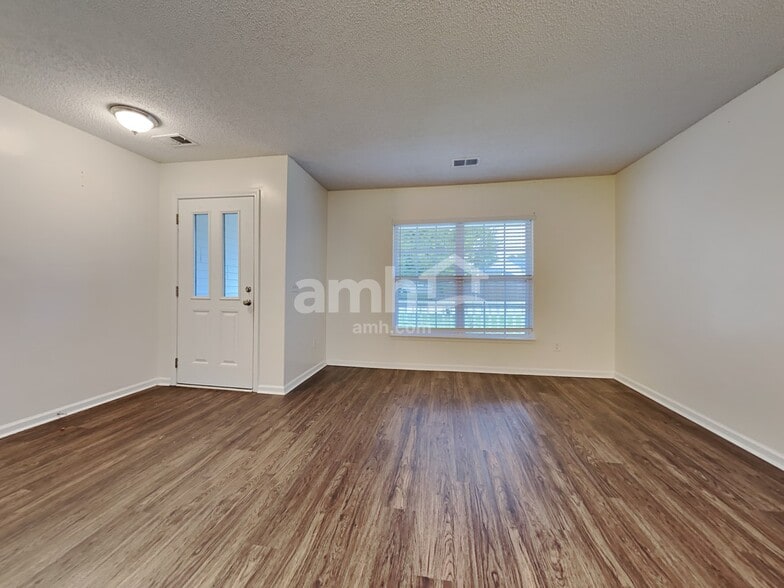 Building Photo - 303 Waylon Dr