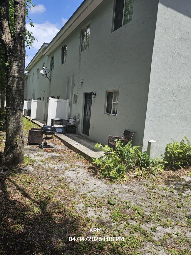 Building Photo - 1153 Colonial Palms Way