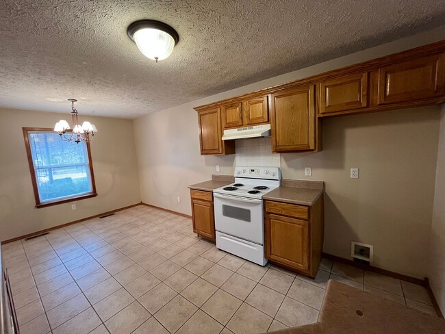 Building Photo - 3 bedroom 2 bath home in Ozark!  AVAILABLE NOW!