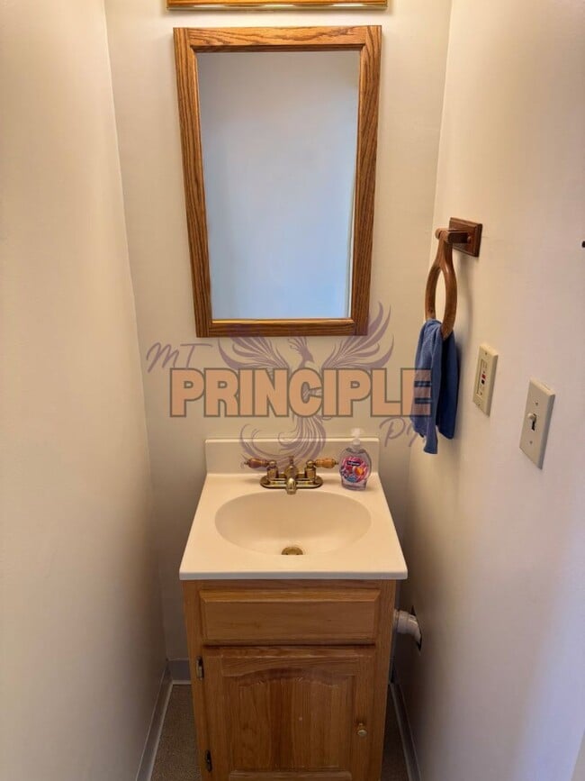 Building Photo - Charming Three-Bedroom Home with Garage and Yard