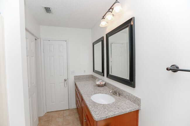 Building Photo - "Charming Kempsville Lake Townhome – Great Amenities & Location!"