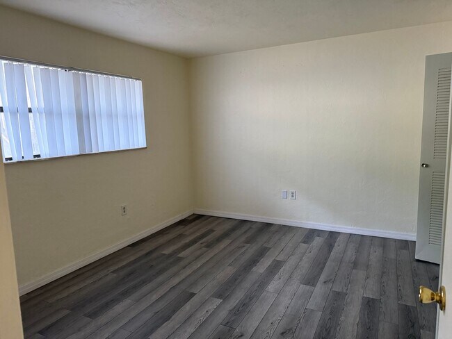 Building Photo - * MOVE IN SPECIAL * 1/2 OFF 2ND MONTH'S RENT!! Spacious 1,226 SF Unit - 2 bd / 2 ba near UF - Bra...