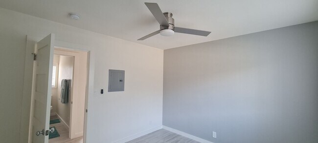 Building Photo - Newly Remodeled 1 Bedroom / Call or text O...