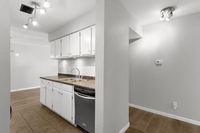 Building Photo - Recently updated 2 bedroom condo with upgr...