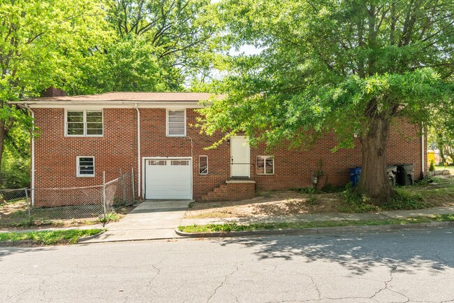 Building Photo - Spacious Home Near Downtown Durham