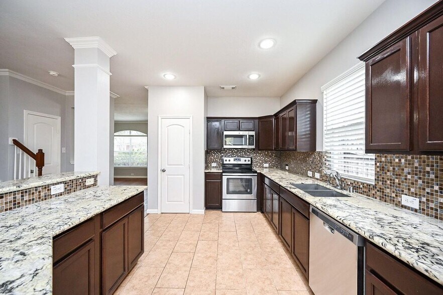 Building Photo - 7427 Chathan Glen Ln