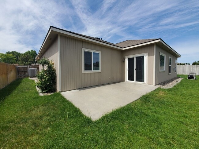 Building Photo - 1506 Desert Springs Ave