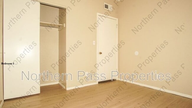 Building Photo - 2917 E Glen Dr