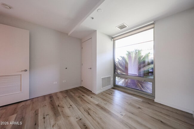 Building Photo - 7137 E Rancho Vista Dr