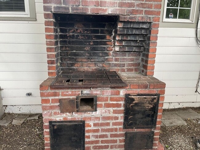 Building Photo - 1 Bedroom / 1 Bathroom Duplex in Old South...