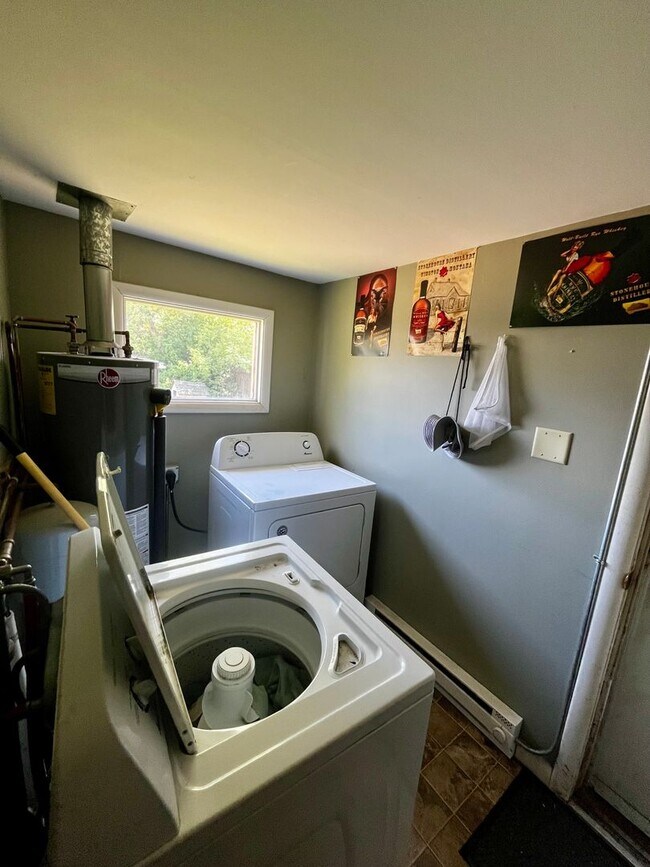 Building Photo - Amazing Downtown Location - 3 BR Home just...
