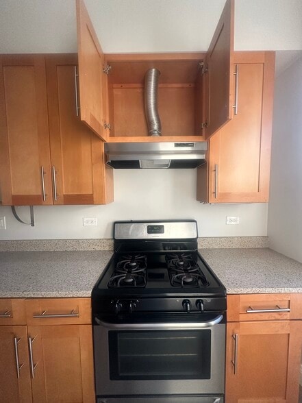 gas stove w/real vent - 1839 Norman St