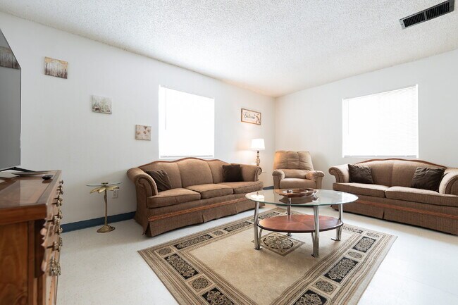 Building Photo - Executive Rental **Stylish & Fully Furnished 2-Bedroom in the Heart of Farmington – Flexible Leas...
