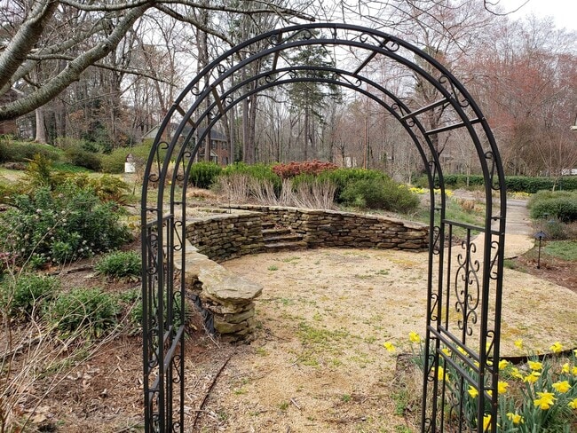 Building Photo - 4 Bed | 2 Bath House in Raleigh
