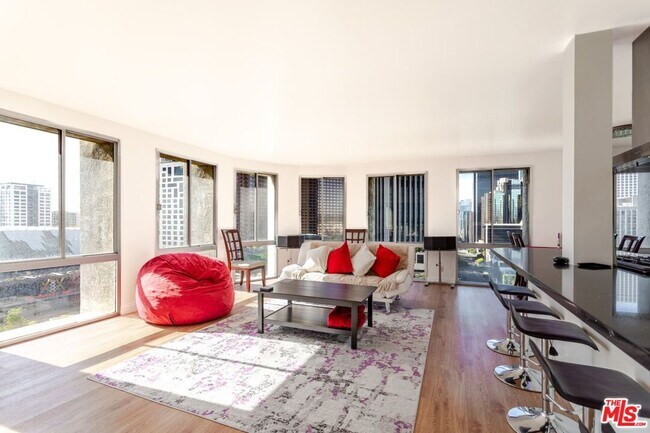 Building Photo - 800 W 1st St