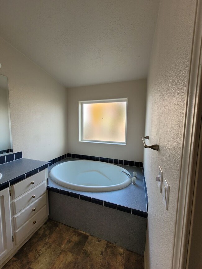 Building Photo - Pet Friendly 3 Bed : 2 Bath Home w/2 Car Garage & Access Ramp (Tangent)