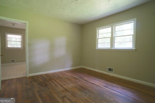 Building Photo - 435 S Barnett Shoals Rd