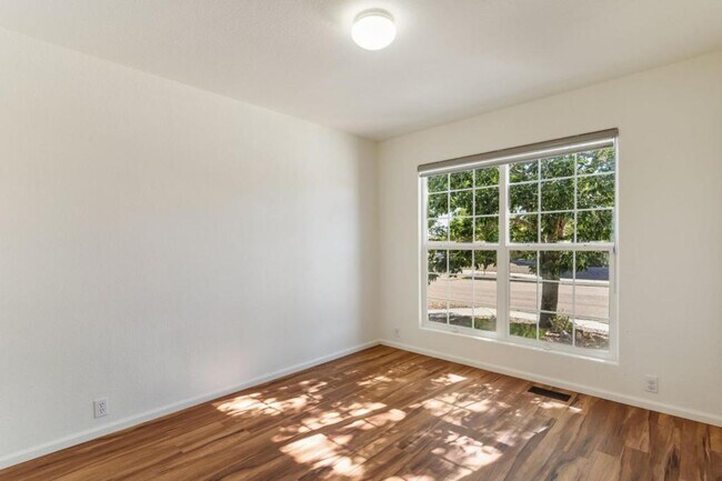 Building Photo - 8402 Snowdrop Ct
