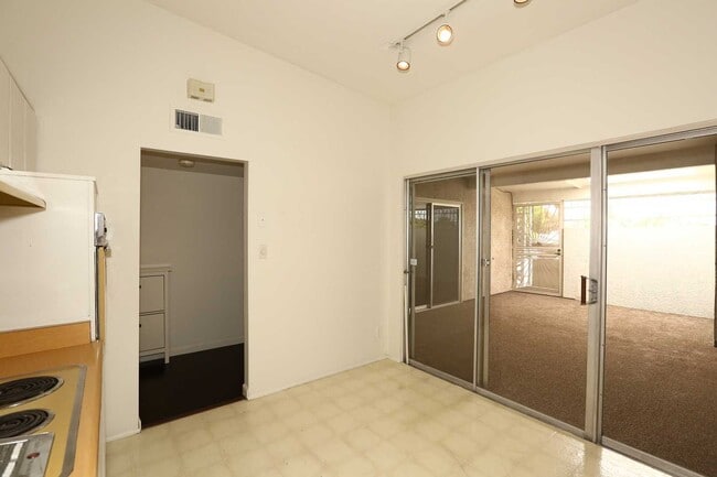 Building Photo - Wonderful, 2nd floor Condo Centrally Locat...