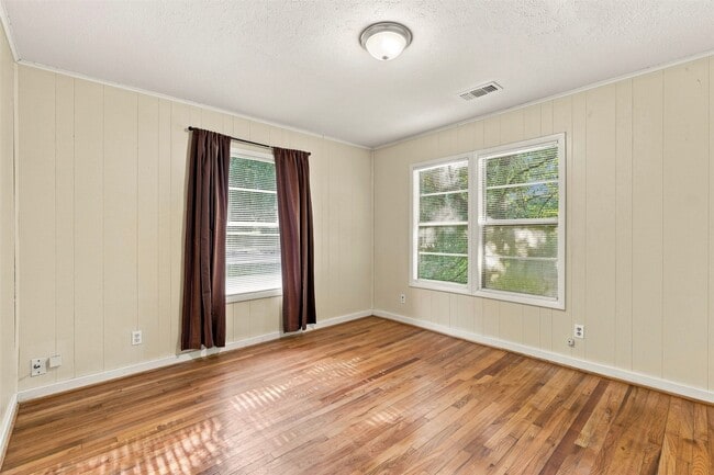 Building Photo - 1914 Oaklawn Dr