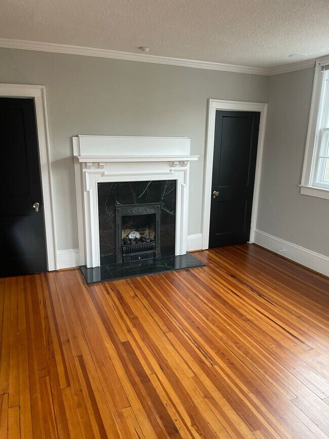 Building Photo - 311-313 N Spring St