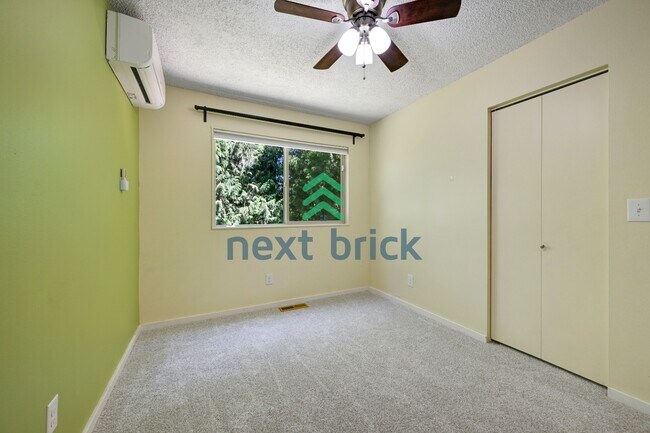 Building Photo - Expansive 4-Bedroom Sammamish Residence w/ Private Guest Suite & Included internet and landscaping.
