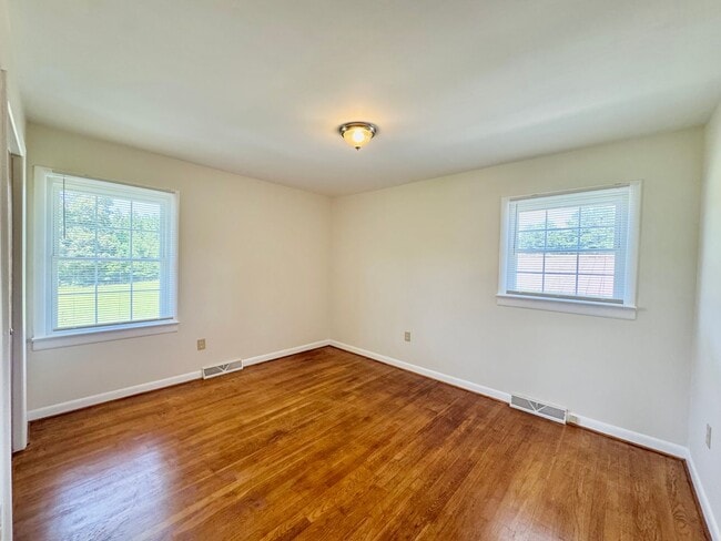 Building Photo - Southern Charm