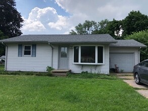 Building Photo - Comfy 2-Bedroom Home with Garage in Moline