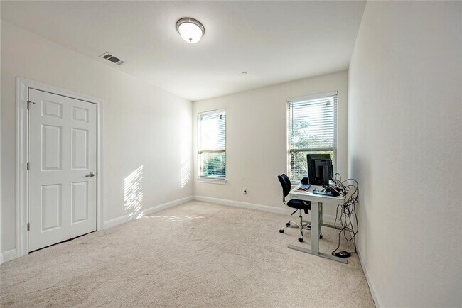 Building Photo - 3240 E Whitestone Blvd
