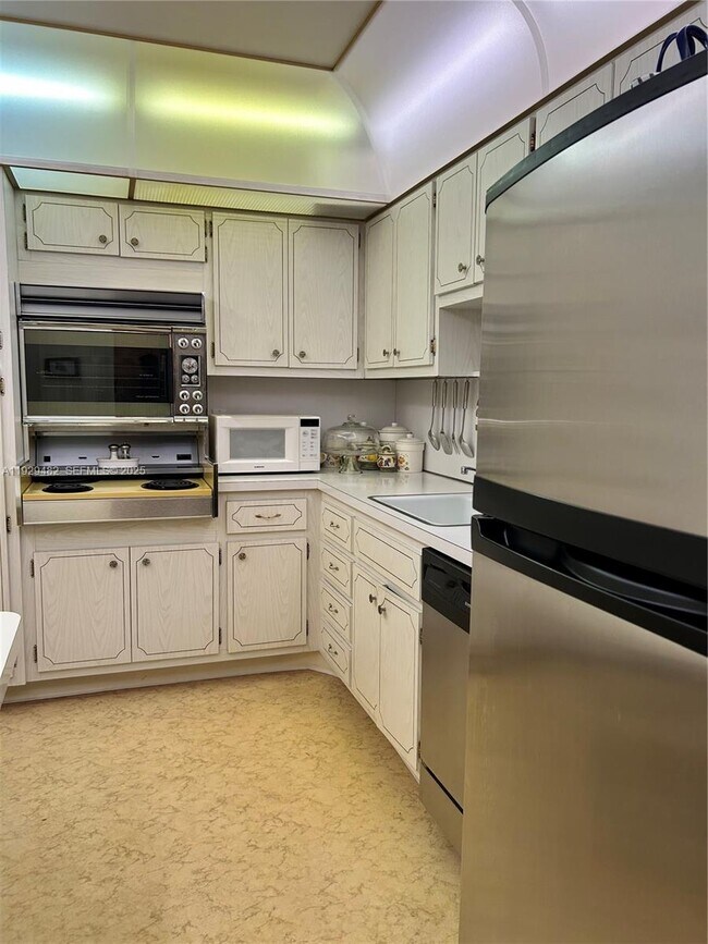 Building Photo - 1950 S Ocean Dr