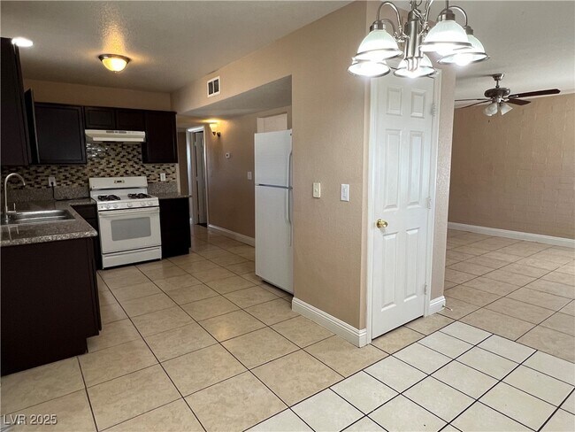 Building Photo - 1128 Greenway Dr