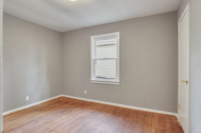 Building Photo - 402 Carver Ave