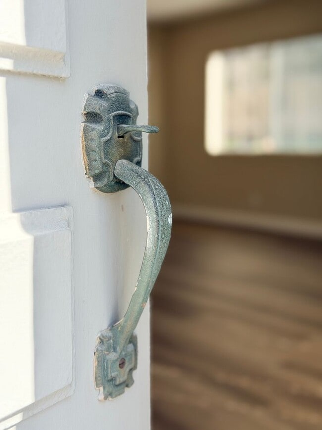 Building Photo - Beautiful End-Unit Townhome 2 bedroom and 1.5 bath