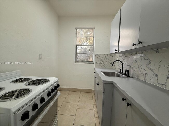 Building Photo - 1560 SW 5th St