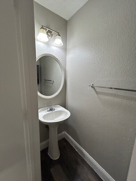 Half bathroom - 4729 Waterway Dr N