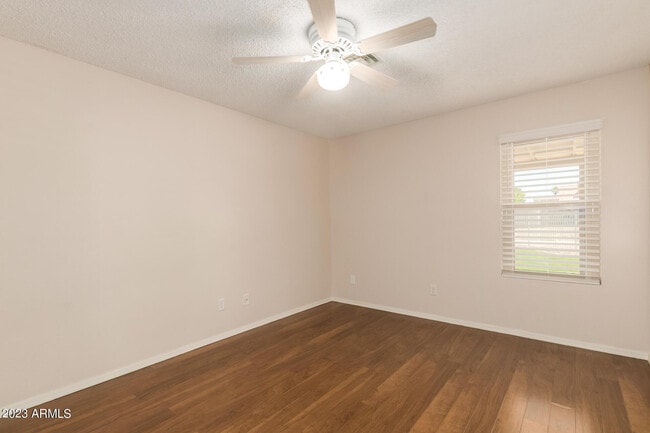 Building Photo - 661 S Oak St Cir