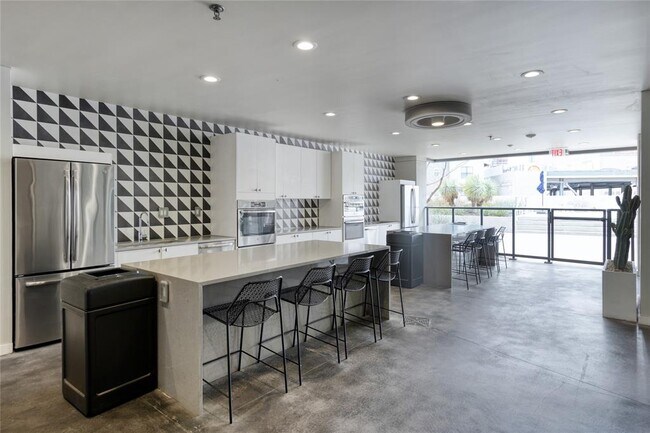 Building Photo - 800 Embassy Dr