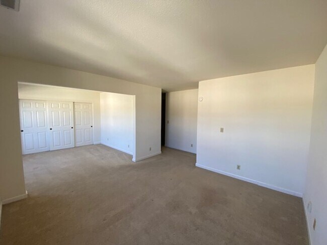 Building Photo - 15 Glen Lake Dr