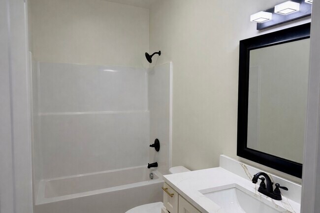 Building Photo - 3455 La Salle Dr