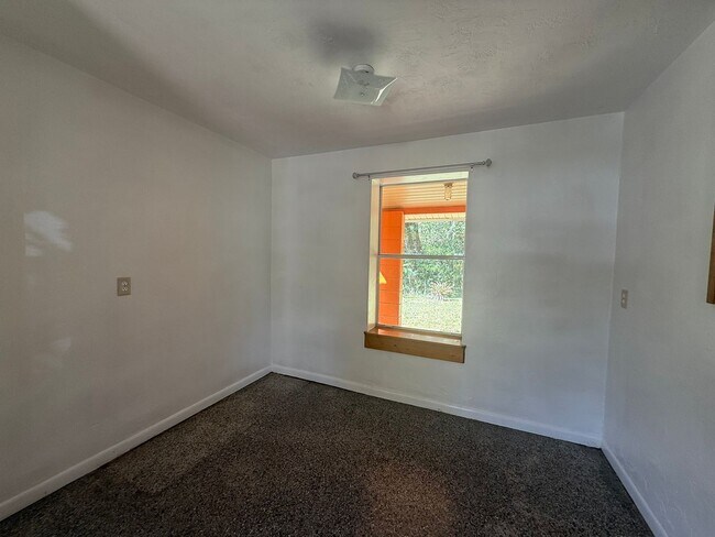 Building Photo - Welcome to this spacious 3-bedroom, 2-bath...