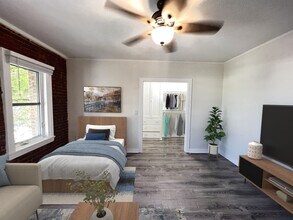 Building Photo - Flint 301 S Kenmore LLC