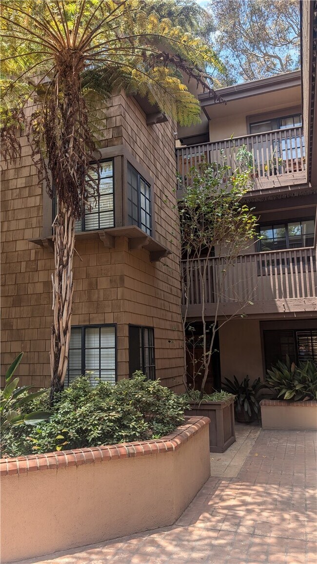 Building Photo - 8860 Villa La Jolla Dr